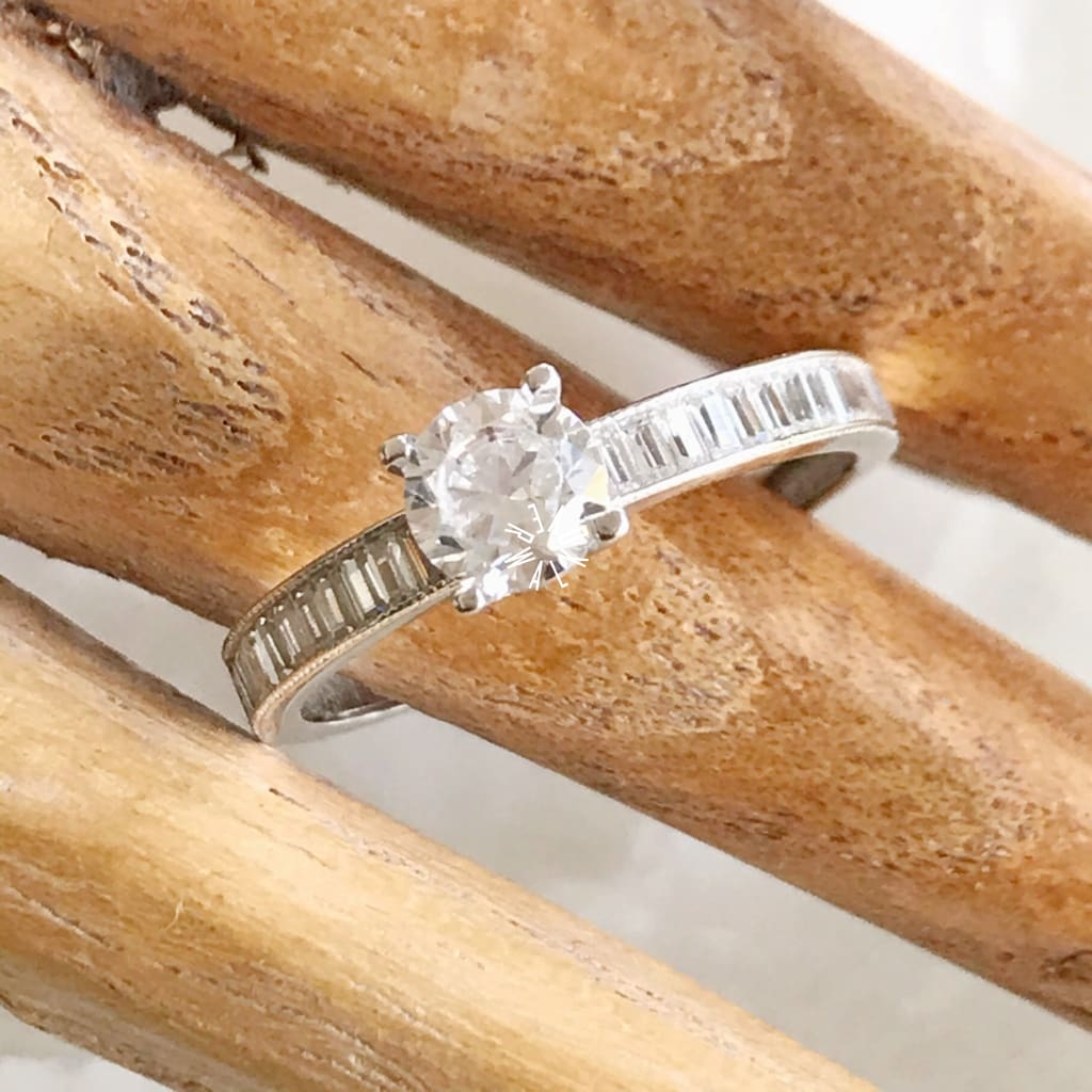 ANILLO DE COMPROMISO ORO BLANCO 14K AC-OB-14-85-082-2A5 walkover