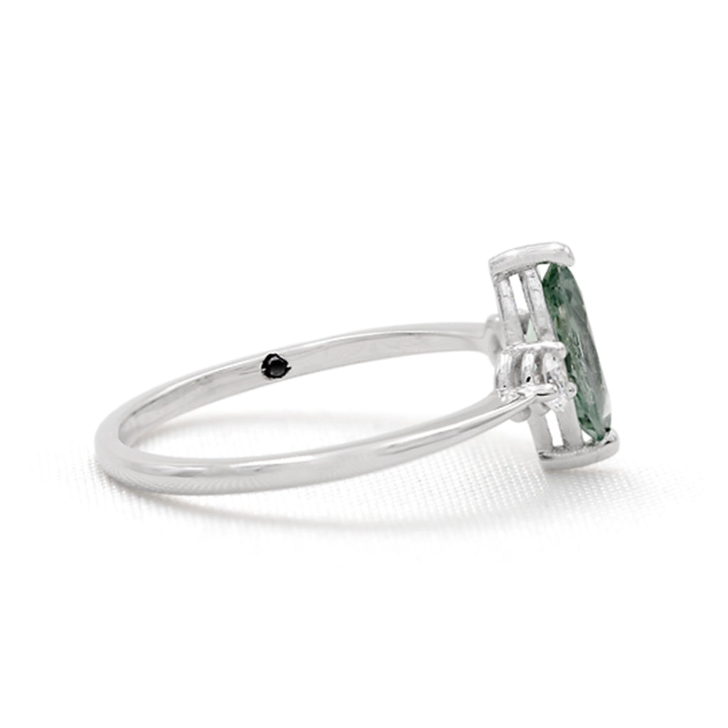 Anillo Zafiro Marquise con Diamantes Laterales