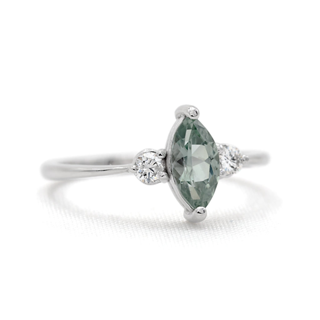 Anillo Zafiro Marquise con Diamantes Laterales