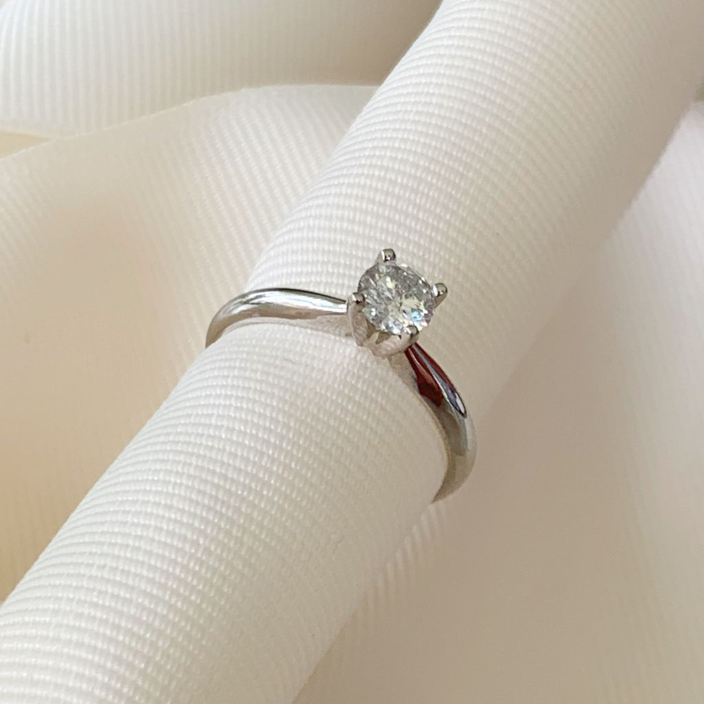 ANILLO DE COMPROMISO CON DIAMANTE ORO BLANCO BR-OB-14-101-629US